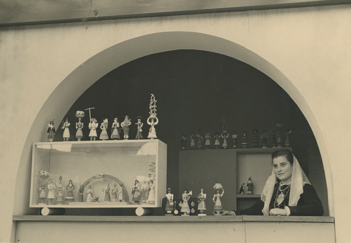 Wooden figures displayed in an arched niche, Lisbon, 1940